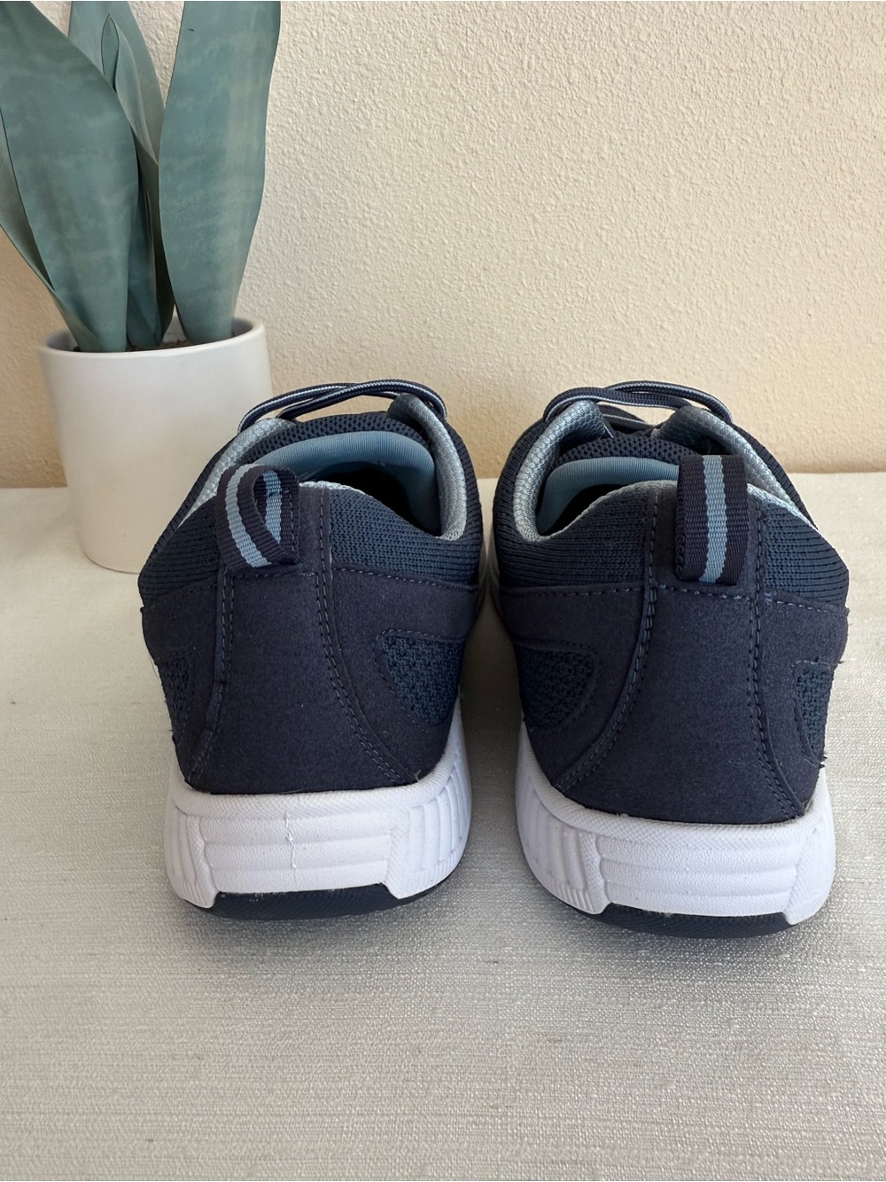 New OrthoFeet women’s Navy Knit Athletic Walking Shoes 992. - Picture 13 of 14